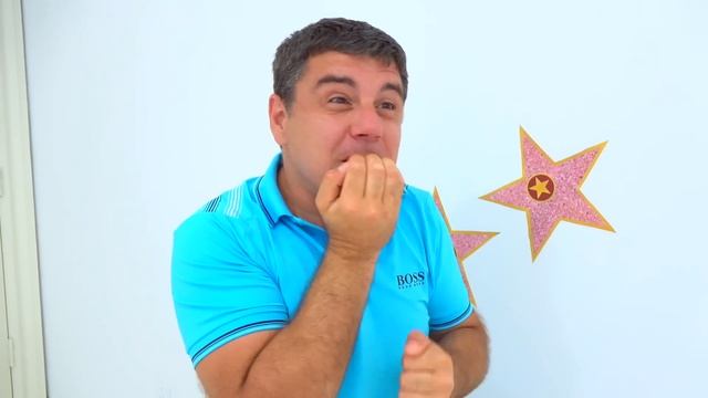 Настя и папа играют с музыкальными игрушками