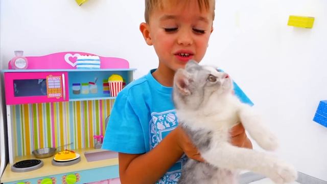 Влад и Ники играют с котятами