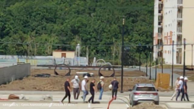 В кадре — тот самый новенький фонтан на площади у четырёх домов в ЖК «Кипарис»