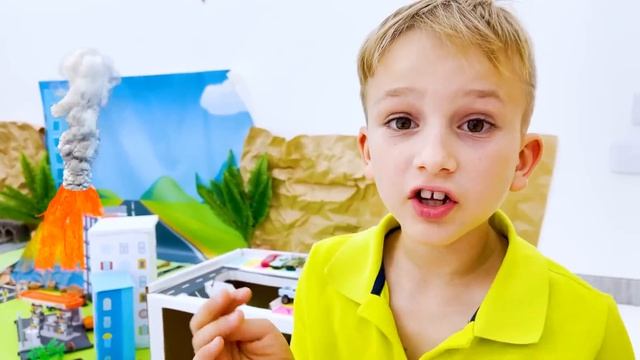 Влад и Ники играют с игрушечными машинками и строят город Matchbox