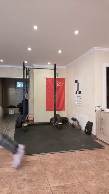 Техника Берпи с прыжком в длину под Hyrox с паузой на полу