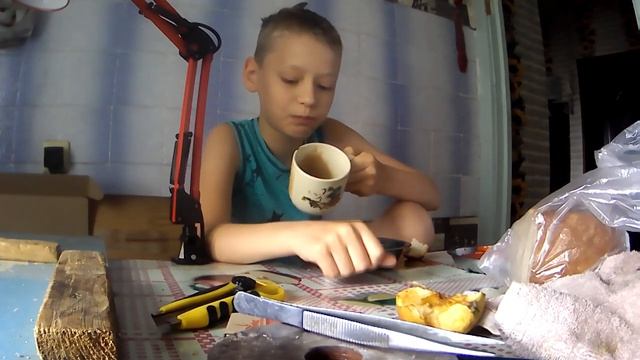 ребёнок    кушает