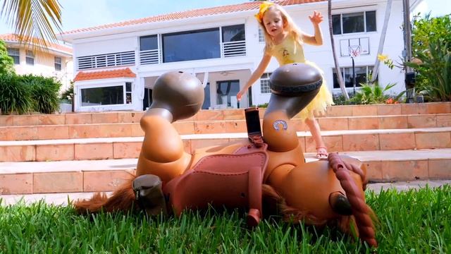 Настя и новая забавная игрушка