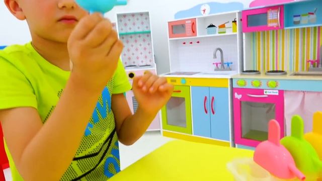 Влад и Ники играют в готовку фруктового мороженого