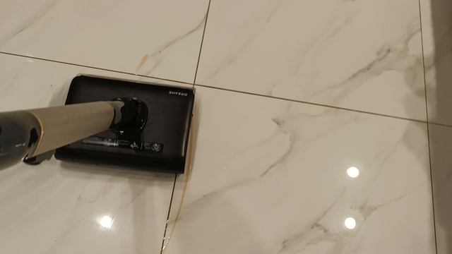 уборка спагетти и кетчупа в режиме влажной уборки с помощью пылесоса Dreame Z40 Aqua Cycle Pro