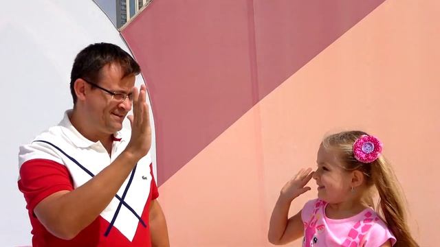 Диана и Рома играют с папой на детской площадке