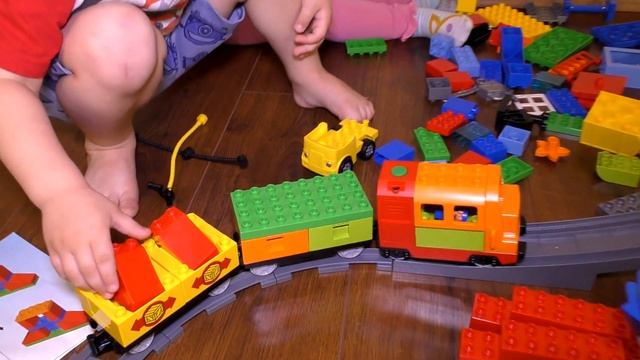 Рома играет с LEGO - Большой Поезд