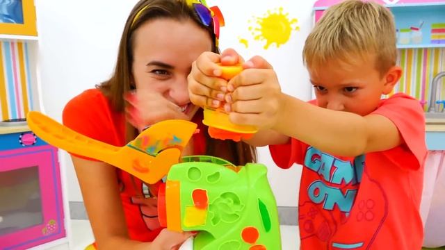 Влад и Ники играют с фотографиями  Смешные видео для детей
