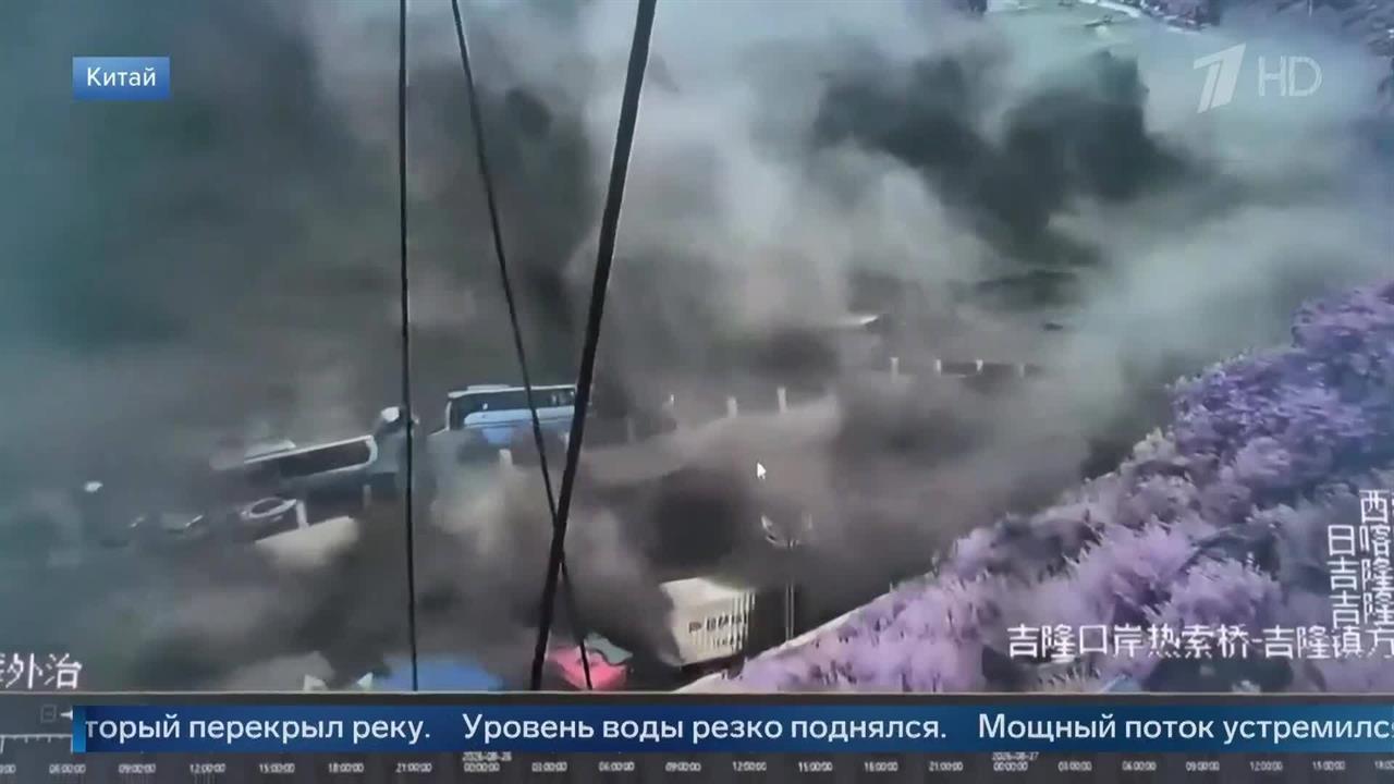 Первые секунды схода мощного оползня на границе Китая и Непала попал на видео