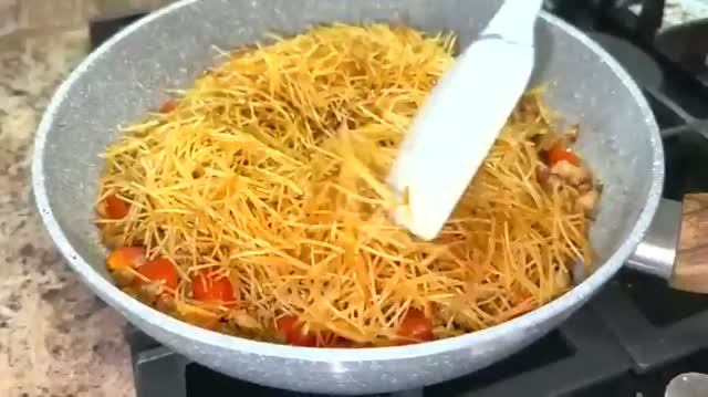 Жареная вермишель с мясной подливкой.