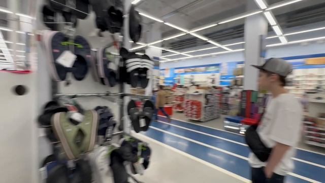 В СпортМастере  примеряем пуховики и обувь👟