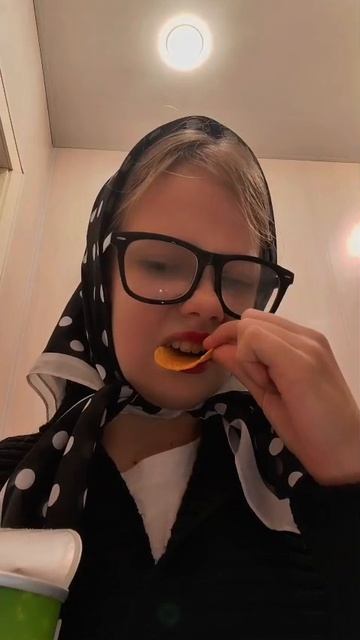 Бабушка и ядерный чипс: Выживших нет!Пробую чипсы с лаймом и перцем!!