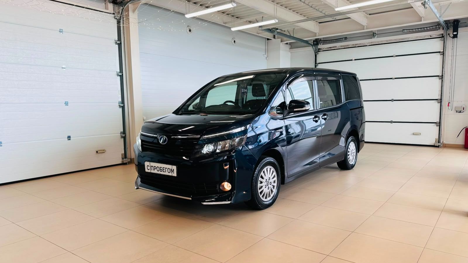 Toyota Voxy 2014 год
