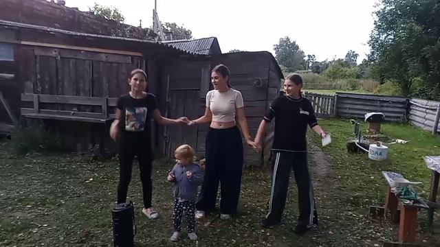 Приезжайте в Любавичи за невестами, как подрастут.