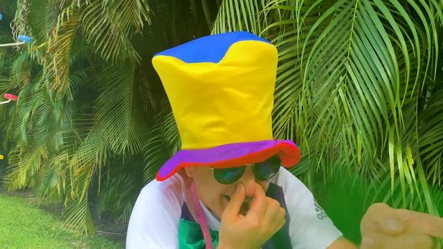 Настя и папа играют с игрушечной швейной машинкой и переодеваются