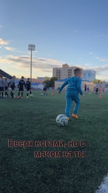 Мирон владеет мячом .