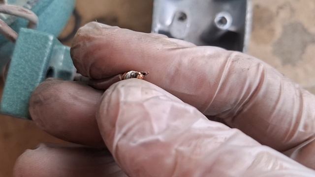 молоток отбойный, выбивает аатомат через 5 минут работы