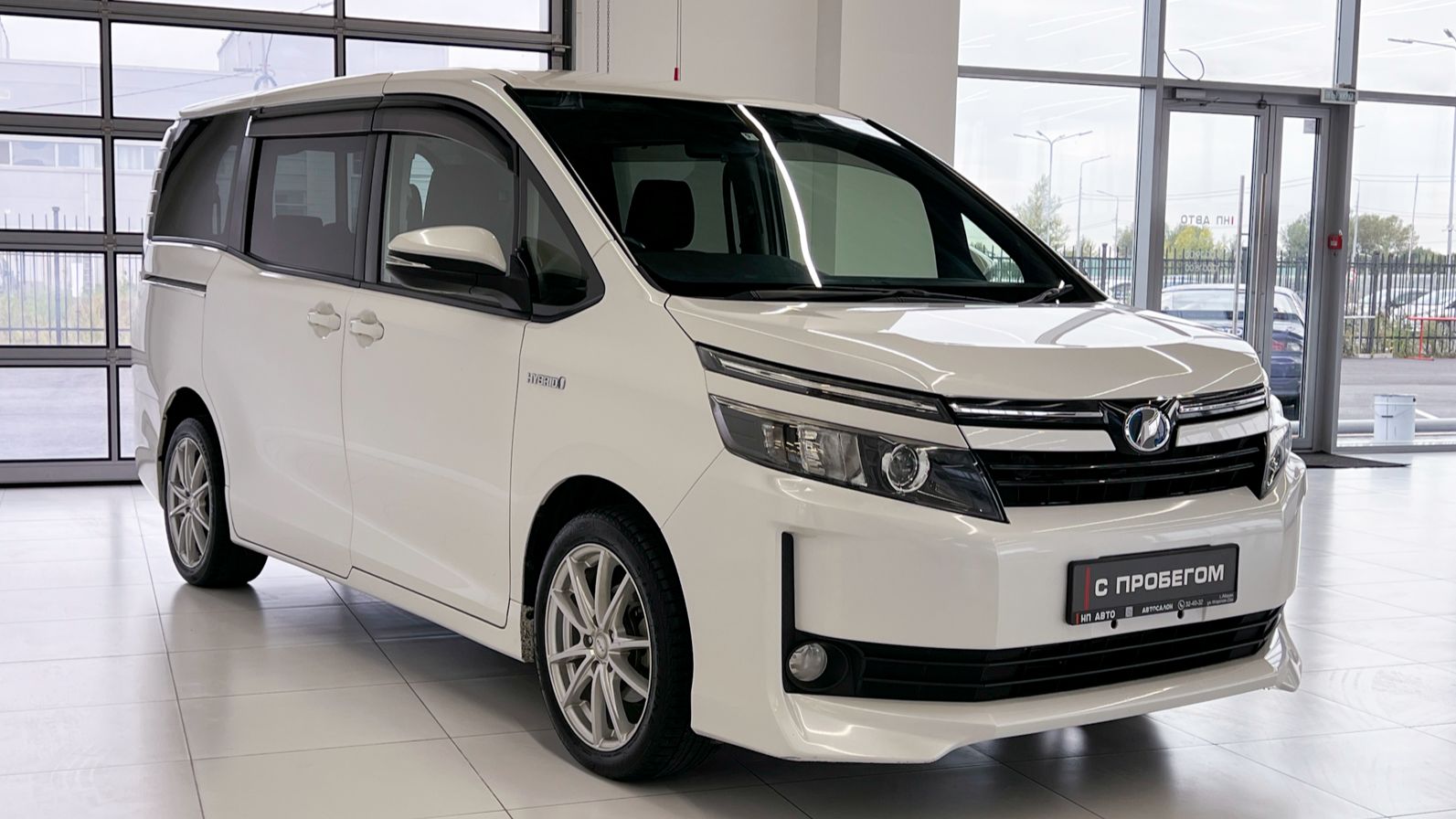 Продажа Toyota Voxy, 2014 год в Абакане