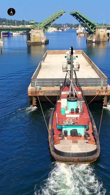 Буксир толкает баржу под разводным мостом | Морское движение в Пьюджет-Саунд