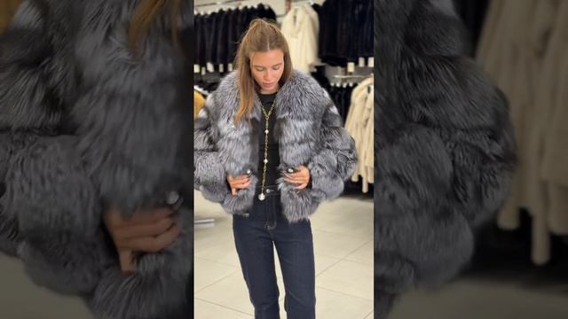 Акция от магазина Олимпия. Шубы из чернобурой  и рыжей лисы по летним ценам. 109900р. Информация в к