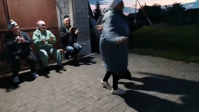 Үтәмеш авылының Ленин урамында яшәүче Зиадиевлар гаиләсе капка төбендә күңелле бәйрәм узган.