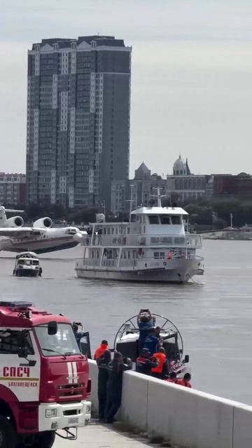 Самолёт Бе-200 собирает воду.