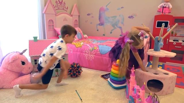 Диана и Рома играют с котятами