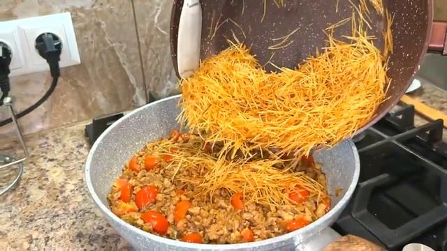 Жареная вермишель с мясной подливкой.