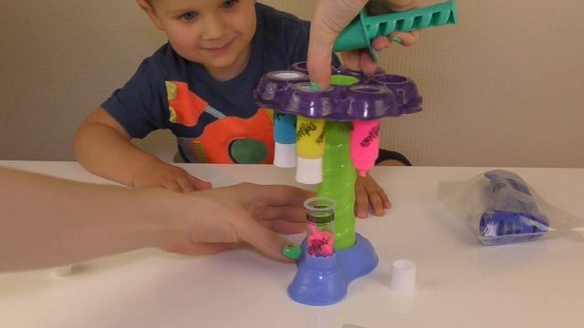 Рома играет в Творческий Набор DohVinci от Play Doh