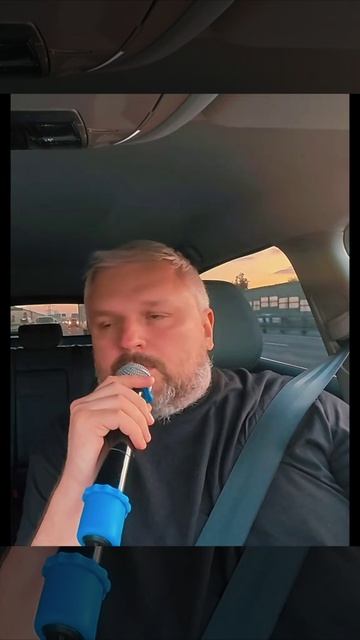 Этот суровый водитель знает толк в настоящей музыке! Похоже, в салоне автомобиля прямо сейчас про...