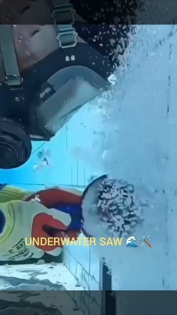 Лютый эксклюзив: мужик пилит арматуру и бетон прямо под водой! Видали такую УШМ?