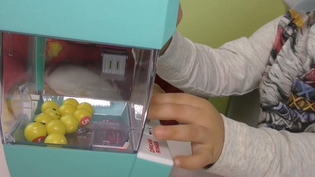  ДОСТАНЬ ИГРУШКУ Детский Игровой Автомат с Музыкой Распаковка Торговый Автомат Распаковка Рома Шоу