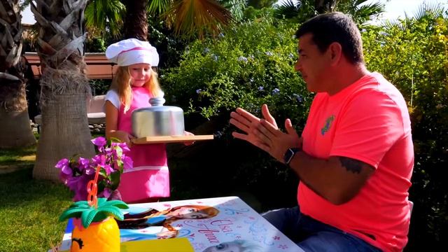 Настя и папа играют в ресторан с кухней и готовят еду