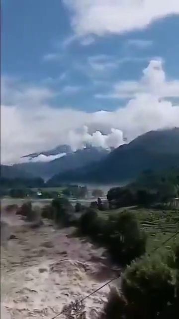 Сильное наводнение произошло в Непале.   Там после ливней сошёл оползень. Смыты дома, машины, дороги