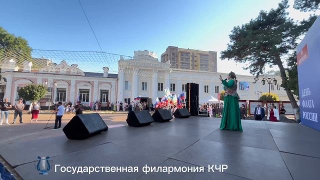 Российский триколор - над площадью, над городом, над каждым, кто сегодня пришёл разделить праздник