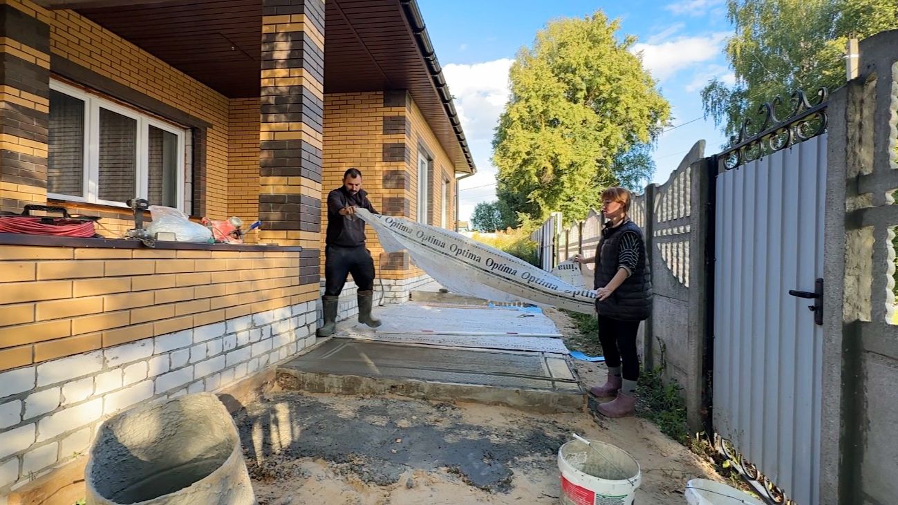 ⁣Теща приехала в гости. Перевозим свое добро к соседям. Строим дом в деревне своими руками.