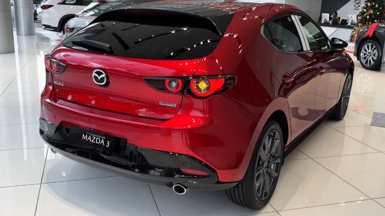 MAZDA 3 2026 года в красном стильном цвете, отличный автомобиль. Обзор автомобилей