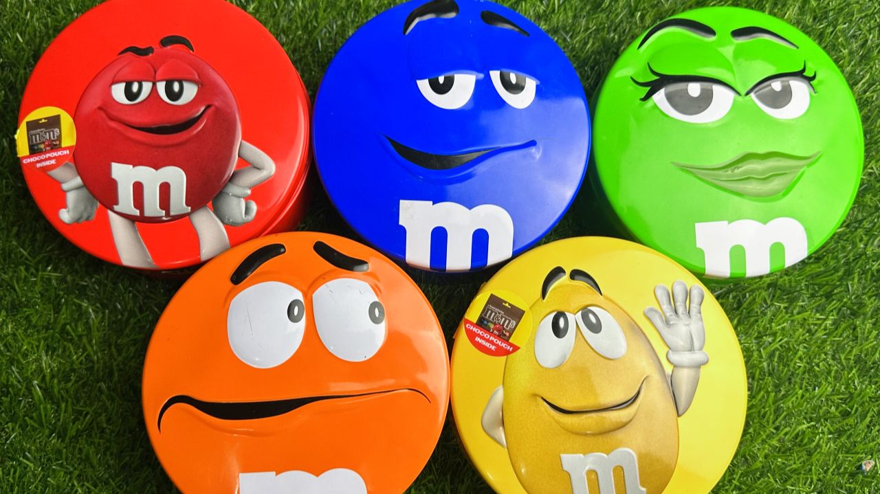Удовольствие на несколько минут: 3 радужные ванночки с конфетами M&M's и волшебной слизью