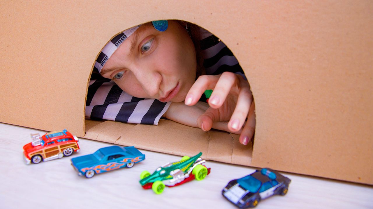 Никита играет в полицейские машины и спасает машинки Hot Wheels  из пещеры от ВОРИШКИ