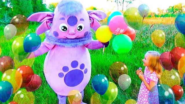 Гигантская Игрушка дарит Полине Подарки видео для детей