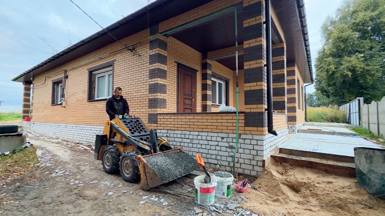 ⁣Невозможно работать! Не успели починить все опять сломалось. Строим отмостку вокруг дома.