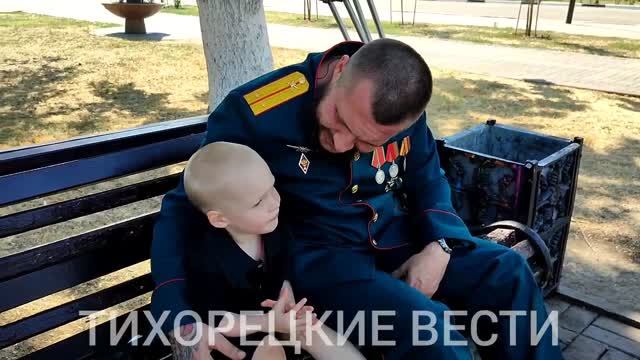 Это их папа. Он вернулся