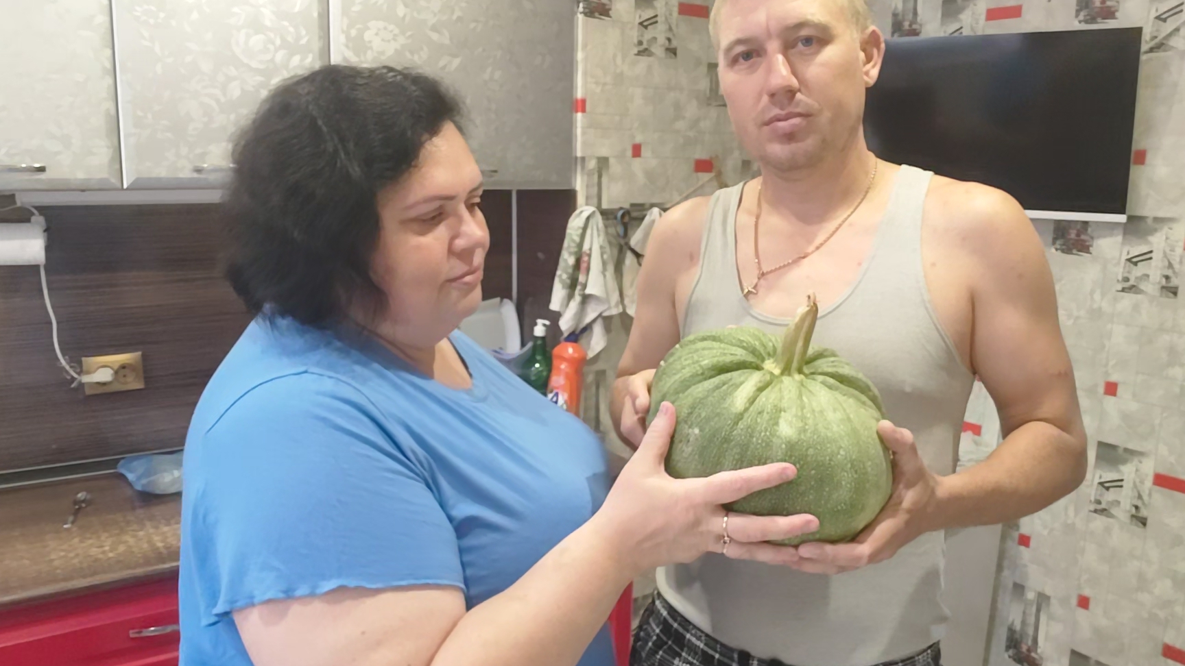 Распаковка/ Что привез муж/ Много вкусностей/Убираем прибираем/ Химчистка/Перебираю помидоры/