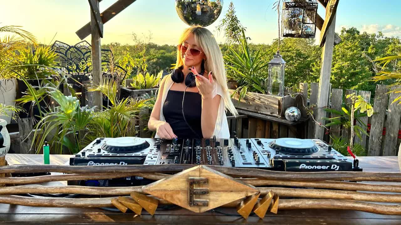 Julia Cruz | Melodic Techno Sunset Mix