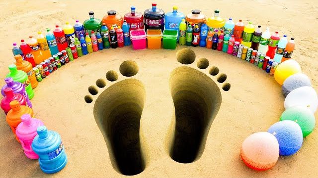 Изрыгание зубной пасты из ступни, шарики Orbeez, гигантские бутылки Pepsi, Fanta, Coca-Cola и Mentos