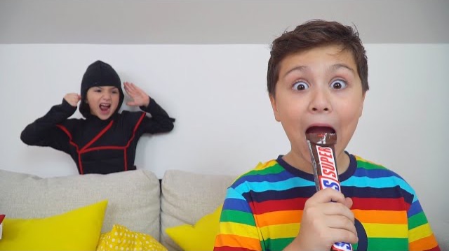 В НАШЕМ ДОМЕ ЗАВЕЛСЯ ПРИЗРАК?! 😱 Сладости исчезают сами по себе!