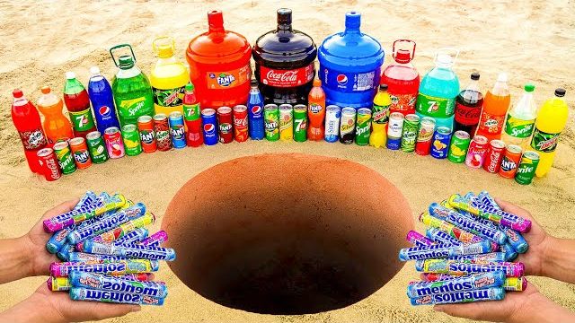 ЭКСПЕРИМЕНТ: большое извержение зубной пасты из бутылок Fanta, Pepsi, гигантской Coca-Cola и Mentos