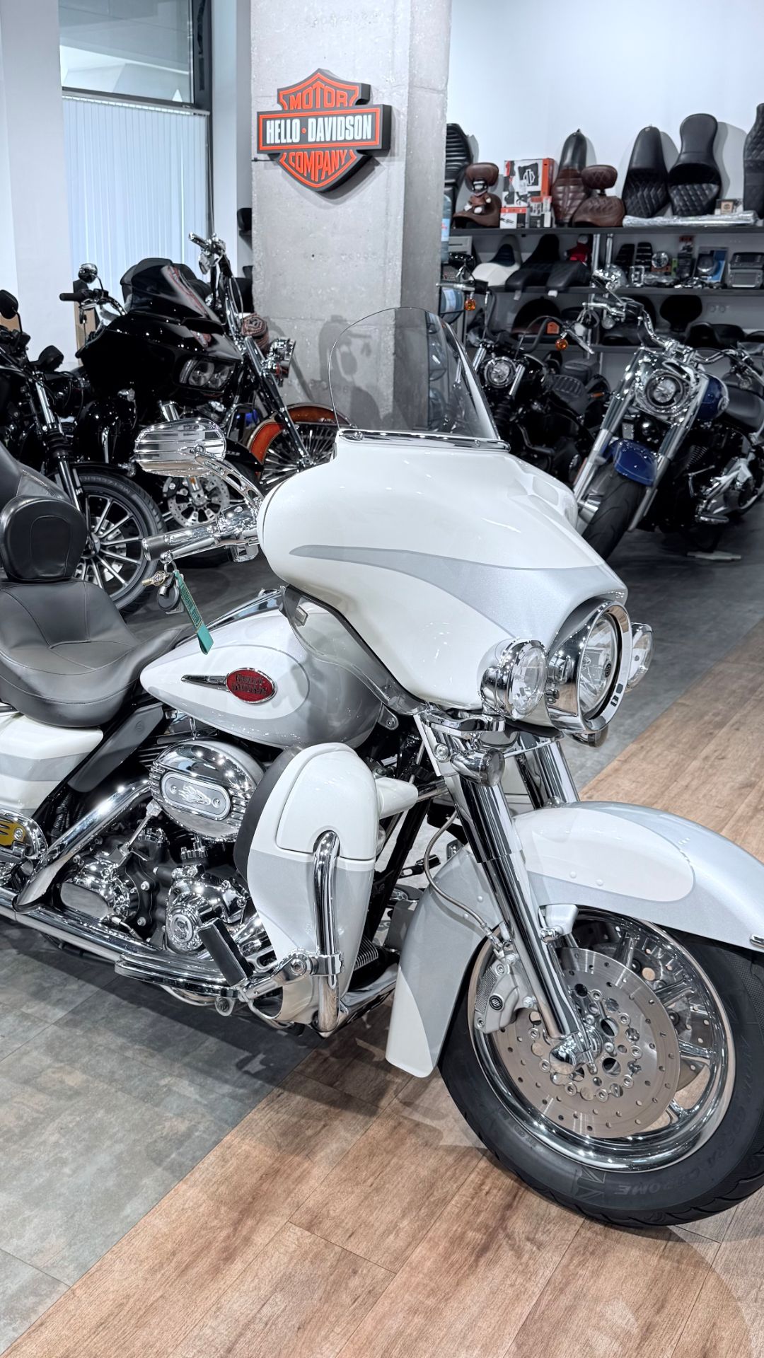 + 2008 HD CVO Electra Glide ABS Snow Frost 24K (VIN 5HD***5773)