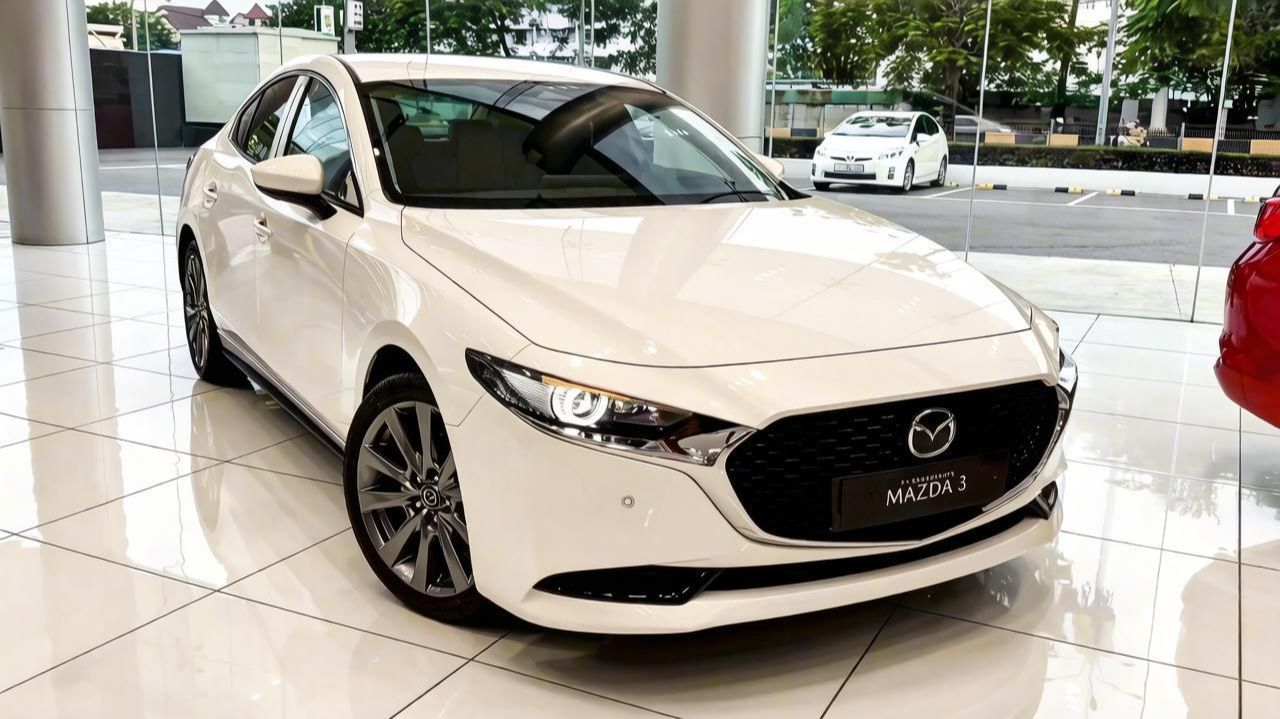 MAZDA 3 2026 года в белом цвете. Комфорт и качество гарантирован. Обзор автомобилей.