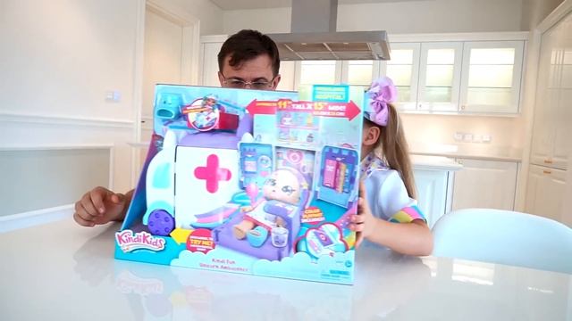 Диана играет с новыми игрушками Kindi Kids